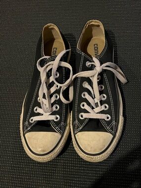 Converse Chuck Taylor Low Top Sneakers - Black